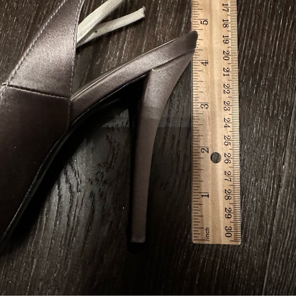 Stuart Weitzman Silver Satin Peep Tor Size 9 *NEVER WORN* small mark on heel - Picture 9 of 9